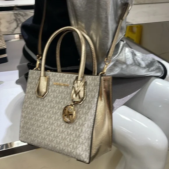 MICHAEL KORS
Mercer Medium Signature Logo and Metallic Accordion Crossbody Bag - Picture 5 of 16